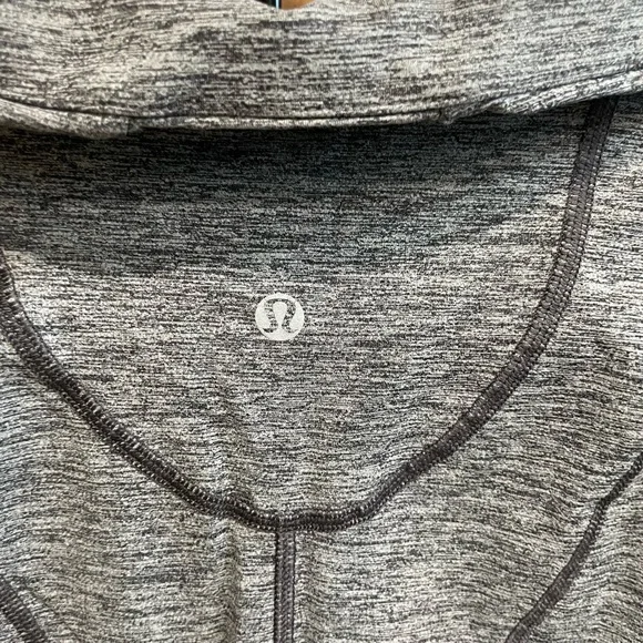 Light material Lululemon half zip - Picture 3 of 4